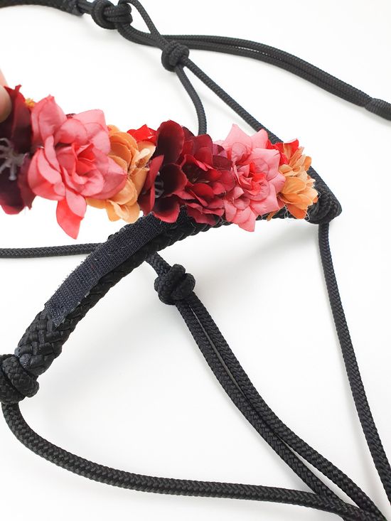 Knotenhalfter Schwarz mit Blüten in Rot