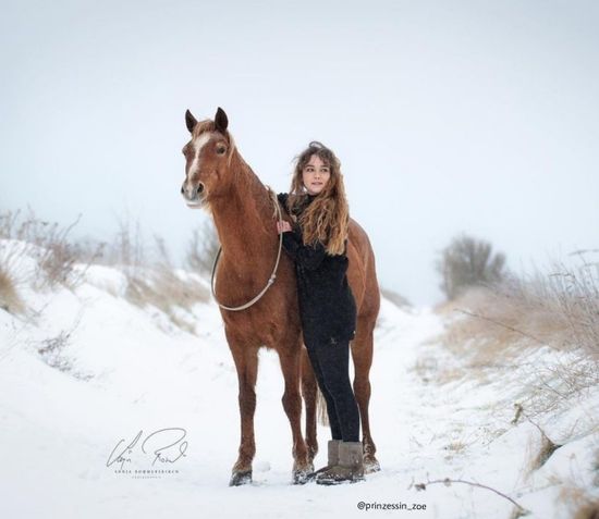 Mädchen mit Pferd und Halsring