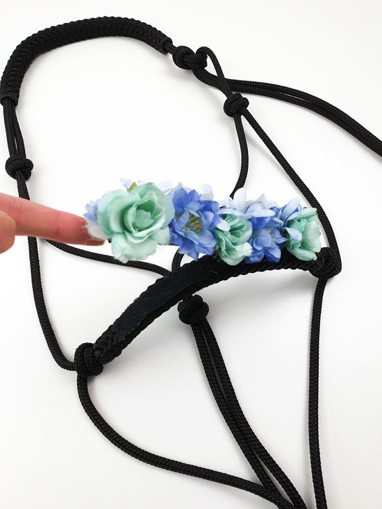 Knotenhalfter Schwarz mit Blüten in Blau, Blumenhalfter, Shooting Halfter, Handmade