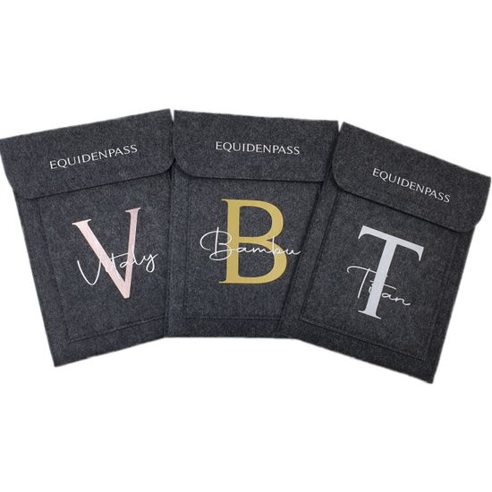 Drei Equidenpass Hüllen in Schwarz mit Namen in Silber, Gold und Rosegold