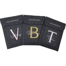 Drei Equidenpass Hüllen in Schwarz mit Namen in Silber, Gold und Rosegold