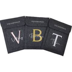 Drei Equidenpass Hüllen in Schwarz mit Namen in Silber, Gold und Rosegold